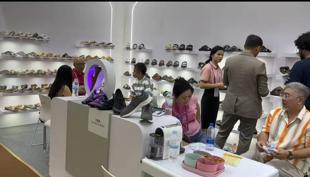 Wholesale buyers meeting inside JIJIA.GZ booth at Asia Fashion Thailand 2026